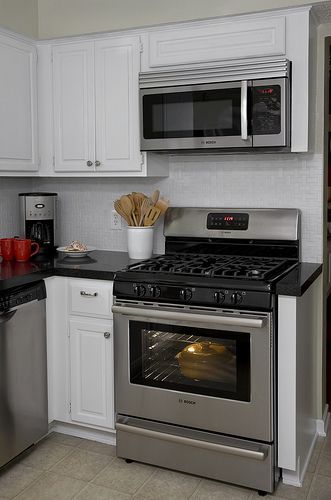 Bosch Freestanding Range and Microwave | Flickr - Photo Sharing! Stove End Of Counter, Microwave Above Stove, Microwave Cabinet, Microwave In Kitchen, Tuscan Kitchen, Kitchen Stove, Kitchen Redo, Kitchen Remodel Small, Updated Kitchen