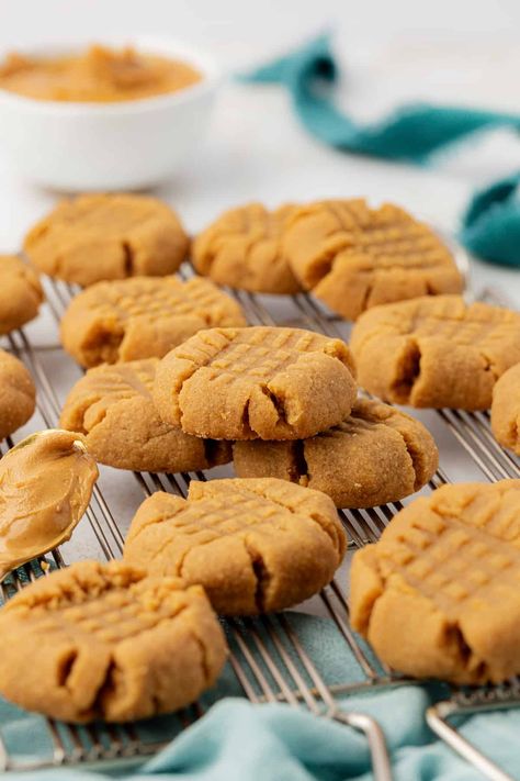 Get ready to run to your kitchen, because these 3 ingredient peanut butter cookies are almost too good to be true! What if I told you that you could have the best peanut butter cookies with only 3 ingredients that you probably have right now, and you can have them in just 15 minutes? Read on, because your peanut butter lovers dreams just came true! Cookie Exchange Recipes Easy, Three Ingredient Peanut Butter Cookies, The Best Peanut Butter Cookies, Three Ingredient Cookies, 3 Ingredient Peanut Butter Cookies, Peanut Butter Dessert Recipes, Soft Peanut Butter Cookies, Flourless Peanut Butter Cookies, Cookie Exchange Recipes