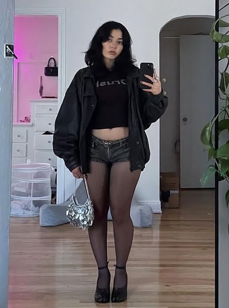 Goth Baddie Aesthetic Outfits, Screamo Concert Outfit, Goth Aesthetic Black Women, Easy Gothic Outfits, Hot Alt Outfits, Brat Aesthetic Outfit, Goth Autumn Outfit, 90s Dark Fashion, Goth Outfit Summer