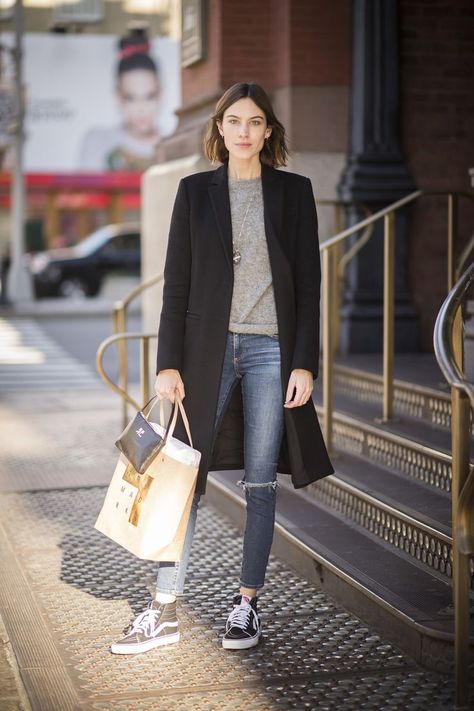 25 Cool Alexa Chung Outfits to Copy | Fall casual | Celebrity Street Style | /stylecaster/ (Sponsored) Casual Chique Stijl, Alexa Chung Style, For School, Cool Girl Style, Mode Jeans, Winter Stil, Modieuze Outfits, Trending Sneakers, Style Crush