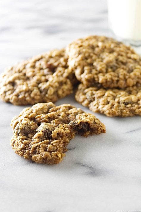 Healthy whole grain oatmeal cookies made with spelt flour. The spelt gives the cookies a sweet nutty flavor and a boost of nutrition. Diet Oatmeal Cookies, Spelt Cookies, Spelt Flour Recipes, Spelt Recipes, Cookie Recipes Oatmeal Raisin, Oatmeal Raisin Cookies Chewy, Cookies Healthy, No Flour Cookies, Spelt Flour