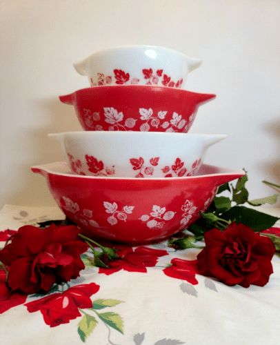 17 Most Valuable Rare Vintage Pyrex Patterns Worth Money Displaying Pyrex Collection, Antique Dishes Collectible, Gooseberry Pyrex, Vintage Pyrex Collection, Vintage Pyrex Patterns, Pyrex Display, Vintage Dishes Antiques, Pyrex Vintage Rare, Vintage Pyrex Dishes