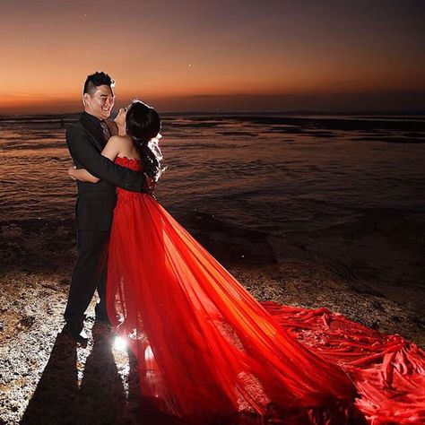 Tail Gown For Pre Wedding Photoshoot, Long Trail Gown Pre Wedding Photoshoot, Long Tail Gown For Pre Wedding, Long Tail Gown Couple Poses, Tail Gown For Pre Wedding, Long Tail Gown, Long Tail Dress, Tail Gown, Kanye West And Kim Kardashian