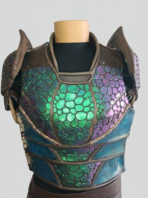 Astrid costume (how to train a dragon), entirely handmade with faux leather foam and iridescent pigment that gives a different color depending on the light, from green to purple. The flakes are all applied by hand and all colored differently You can see the shoulder strap, the bracelets and the gloves plus the bust on your measurement. Under the light the costume changes completely. For more information write me in tried or on Instagram :) Dragon Costume Women, Astrid Costume, Astrid Cosplay, Mythology Costumes, Womens Costumes, Dragon Costume, Female Dragon, Cosplay Tutorial, Creative Halloween Costumes