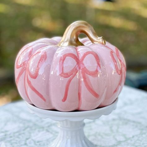 Pumpkin Painting Ideas Cute Aesthetic, Girly Painted Pumpkins, Diy Pumpkins Painting, Cute Painted Pumpkin Ideas, Pumkin Ideas, Calabazas Halloween, Pumpkin Painting Party, Halloween Pumpkin Crafts, Creative Pumpkin Painting