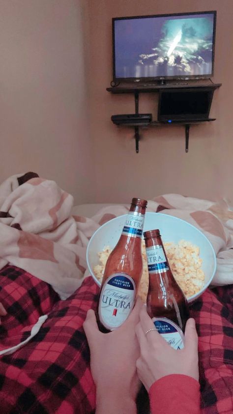 #netflixandchill #movienight #datenight #datenightideas #love #couple #coupleoutfits #beers #popcorn #boyfriend #girlfriend #matching #matchingoutfits #couplegoals Beer Date, Netflix And Chill, Couple Outfits, Love Couple, Boyfriend Girlfriend, Movie Night, Popcorn, Couple Goals, Date Night