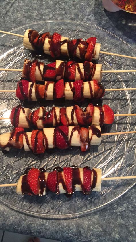 Chocolate covered banana and strawberry fruit sticks Fruit Sticks Party Snacks, Fruit Sticks Ideas, Easy Party Food Ideas, Picnic Date Food, Fruit Sticks, Picnic Snacks, Chocolate Covered Bananas, Salad Summer, Fruit Platter Designs