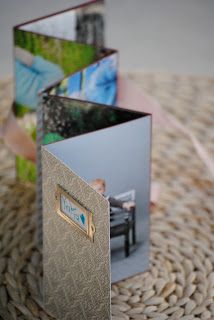 A VERY cute little 'Homemade Photo Album'.  What a perfect little gift!!  [This particular one went to GRANDMA]  #paper #DIY Handmade Photo Albums, Bookbinding Tutorial, Diy Instagram, Mini Photo Albums, Accordion Book, Photo Album Design, Idea Photo, Album Foto, Photo Album Diy