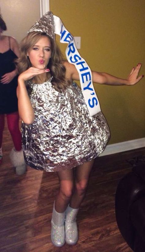 Hershey KissWhat you'll need:- Tin foil- Paper- Cardboard  Photo:Pinterest Easy Homemade Halloween Costumes, Costumes Faciles, Creative Halloween Costumes Diy, Meme Costume, Kostum Halloween, Candy Costumes, Diy Kostüm, Homemade Halloween Costumes, Holloween Costume