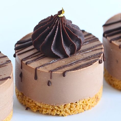 Mini Chocolate Cheesecakes. These rich and creamy treats feature a luscious chocolate filling on top of a crunchy graham cracker base. Mini Cheesecakes Ideas, Single Serving Desserts For Party, Desserts Recipes Fancy, Mini Cheesecake Display, Mini Christmas Cheesecakes, Mini Cake Recipe Easy, Easy Individual Desserts, Mini Fall Desserts, Chocolate Cake Mini