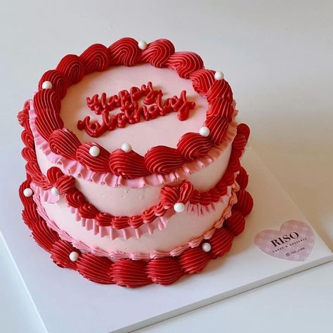 Min Cakes Ideas, Vintage Cakes Birthday Aesthetic, Bolo Retro Vintage, Red Cake Aesthetic, Pink And Red Cake, Red Vintage Cake, Vintage Cake Aesthetic, Aries Cake, Pink Vintage Cake