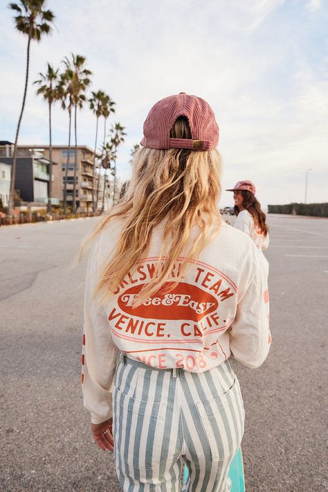 Limited Edition Free and Easy x GRLSWIRL collection is finally here! Made from quality cotton, this long sleeve is something you'll never want to take off. Perfect for a chilly morning cruise, or to immediately look cute for any outing. Hoodie, long sleeve and hat all made with love in LOS ANGELES. Runs small ONLY 50 OF EACH PIECE MADE Surfer Girl Outfits, Summer Hoodies, Outfits Sommer, Branding Portfolio, Chilly Morning, Ville New York, Surfer Girl Style, Surfer Style, Los Angeles Style