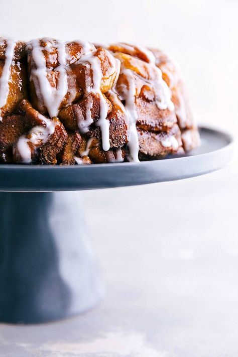 Cinnamon Roll Monkey Bread {15 minutes prep!} | Chelsea's Messy Apron Cinnamon Roll Monkey Bread, Cinnabon Cinnamon Rolls, Easy Bundt Cake, Cinnamon Roll Dough, Cream Cheese Glaze, Crescent Dough, Caramel Topping, Bread Serving, Monkey Bread