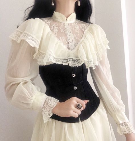 can't be tamed...yet, Dwelling at nights, as a well dressed ghost... Mode Harajuku, Haine Diy, Old Fashion Dresses, Dresses Aesthetic, Princess Dresses, Fairytale Dress, Vestidos Vintage, Black Corset, Fantasy Fashion