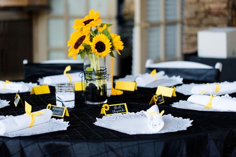 Yellow Dining Table, Batman Wedding Theme, Yellow Wedding Decorations, Yellow Wedding Colors, Sunflower Wedding Cake, Black Party Decorations, Sunflower Wedding Decorations, Yellow Wedding Theme, Rustic Sunflower Wedding