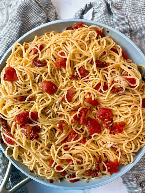 Easy Spaghetti with Tomatoes Noodles With Tomatoes, Spaghetti With Tomatoes, Canned Tomato Recipes, Easy Spaghetti, Pork Soup, Vegetarian Desserts, Spaghetti Noodles, Seafood Pasta, Spaghetti Recipes