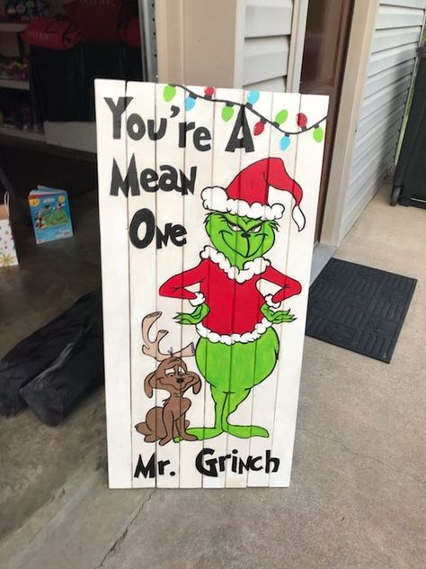 DIY Outdoor Christmas Decorations - Grinch Porch Sign - DIY Cuteness Grinch Painting On Wood, Grinch Decorating Ideas Diy, Grinch Decorations Classroom, Grinch Signs Wooden, Grinch Wooden Signs, Diy Grinch Decor, Grinch House Decoration, Grinch Signs Wooden Diy, Grinch Decorating Ideas