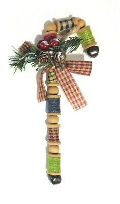 Primitive Rustic Farmhouse. Rustic Handmade Ornaments, Spool Art Wooden, Pioneer Christmas Ornaments, Old Thread Spools Repurposed, Vintage Clothespin Crafts, Spool Ornaments Christmas, Wooden Spindle Crafts, Primitive Christmas Tree Ideas, Bead Wreath Ornament