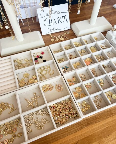 Charm Bar Display Ideas, Permanent Jewelry Booth Set Up, Jewelry Vendor Booth, Market Setup, Charm Bar, Craft Booth Display, Necklace Displays, Jewelry Vendor, Diy Beaded Rings