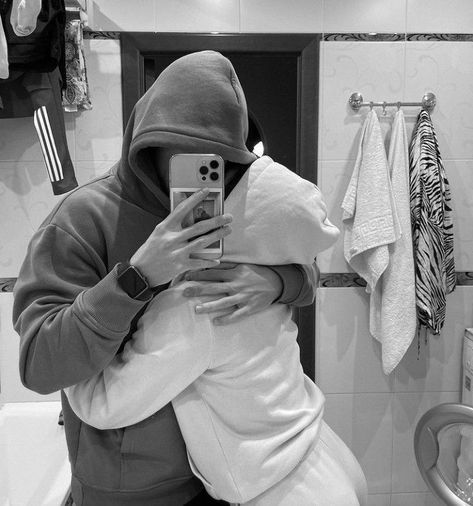 Faceless Relationship Pictures, Cute Couple Aesthetic Faceless, Cute Faceless Couple Pictures, Cute Couple Pics Faceless, Couple Faceless Aesthetic, Faceless Photoshoot, Power Couple Aesthetic, Relationship Aesthetic Faceless, Faceless Couple Aesthetic