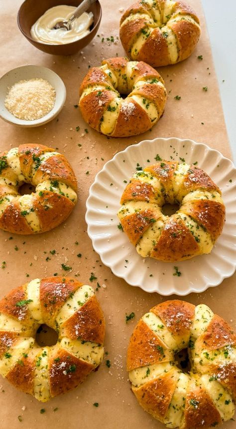 Cream Cheese Stuffed Garlic Bagel Yummy Bagel Ideas, Stuffed Bagels With Cream Cheese, Calic Bagel Recipe, Cream Cheese Stuffed Garlic Butter Bagels, Garlic Cream Cheese Bagel, Garlic Cream Cheese Stuffed Bagels, Cream Cheese Stuffed Garlic Bagels, Cream Cheese Stuffed Bagels, Bagel Flavor Ideas