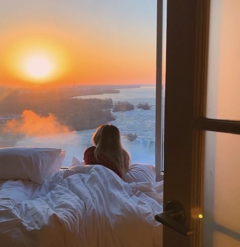 HOW TO BOOK THE BEST VIEW HOTEL IN NIAGARA FALLS | WELLNESS TRAVELLED Niagara Falls Hotel View, Niagara Falls Proposal, Niagara Falls Canada Hotels, Best View Hotel, Romantic Hotel Rooms, Niagara Falls Hotels, Couples Spa, Spa Getaways, Niagara Falls Ny