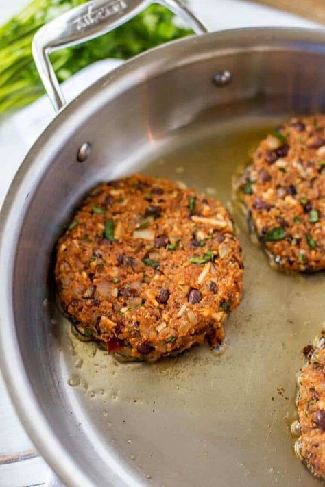 Quinoa Burger Recipe, Black Bean Quinoa Burger, What Is Quinoa, Black Bean Patties, Quinoa Burger, Bean Quinoa, Vegan Quinoa Salad, Cook Quinoa, Quinoa Burgers