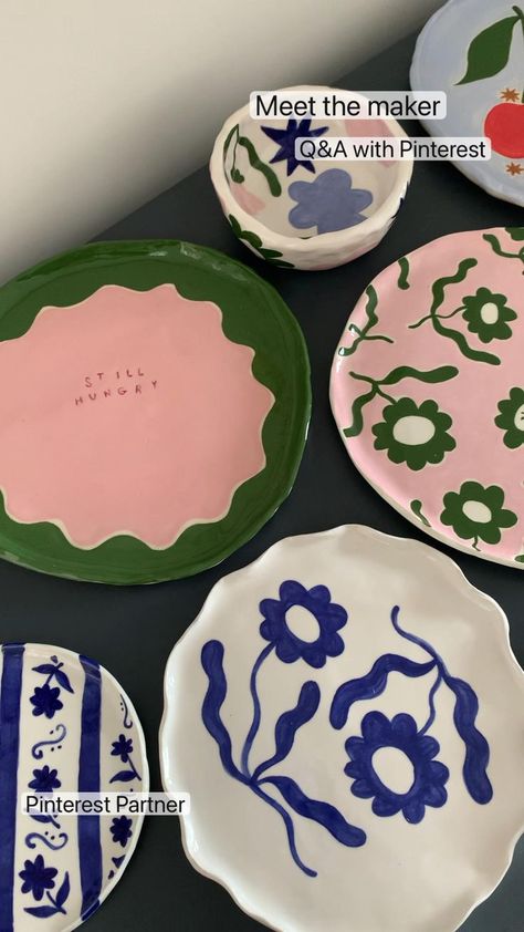 Easy Airdry Clay Idea, Funky Plate Designs, Cute Painted Plate Ideas, Plate Painting Aesthetic, Funky Dishware, Ceramic Art Ideas Creative Easy, Pottery Painting Ideas Easy Ceramic Plates, Easy Ceramic Painting, Clay Plates Design