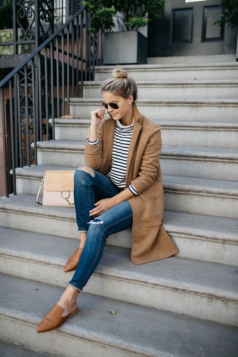 Camel Sweater Coat + Striped Turtleneck + Jeans + Camel Mules - Styled Snapshots - Women’s Fashion - Fall Fashion #fallfashion #womensoutfits #fallfashiontrends #fall2018 Successful Women, Ținute Business Casual, Camel Sweater, Moda Curvy, Fall Fashion Coats, Camel Sweaters, Elegante Casual, Mode Casual, Mode Chic