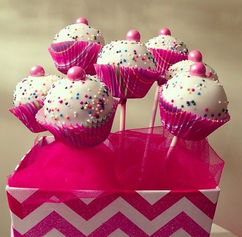 Put a mini cupcake liner on a cake pop for a easy "cupcake cake pop"!! Cake Pop Receita, Cake Pop Designs, Cake Ball, Cake Pop Decorating, Pop Cupcakes, Mini Cupcake, Cake Pop Recipe, Cookie Pops, Easy Cupcakes