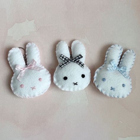 Miffy Plush Keychain, Stuff Animal Patterns Sewing, Cute Sewing Projects Stuffed Animals, Handmade Toys Diy, Handsewn Projects, Textile Keychain, Felt Plushies Pattern, Cute Felt Crafts, Cute Felt Animals