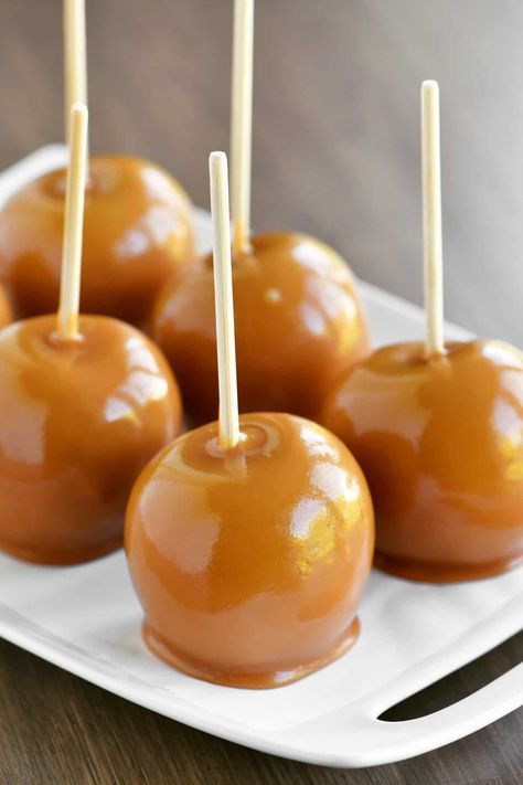 Homemade Caramel For Apples, Caramel For Apples, Best Caramel Apples, Carmel Apple Recipe, County Fair Party, Caramel Apple Sauce, Apple Nachos Recipe, Homemade Corn Dogs, Caramel Apple Desserts