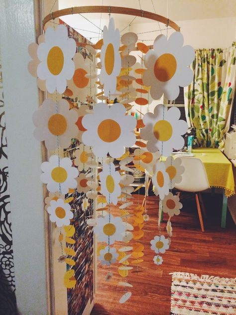 Colorful Brunch Decor, Diy Groovy Birthday Decorations, Groovy Party Crafts, Groovy Photo Backdrop, Diy Daisy Decor, Hippy Themed Birthday Party, Groovy Decorations Ideas, Groovy Centerpieces, Hippie Party Ideas