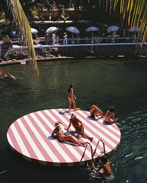 Slim Aarons (@slim_aarons) posted on Instagram • May 11, 2020 at 1:31pm UTC Slim Aaron, Slim Aarons Photography, Floating Deck, Lacey Chabert, Slim Aarons, Marmaris, Foto Vintage, European Summer, Travel Inspo