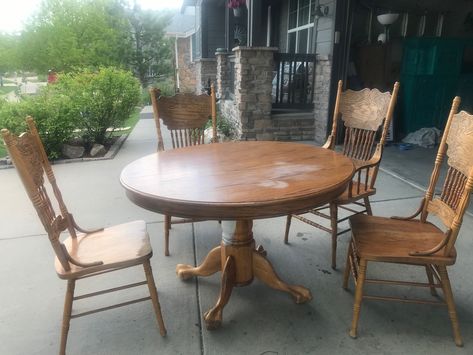 Oak Table With Metal Chairs, Round Dining Table Paint Ideas, Painted Oak Dining Table And Chairs, Painting Oak Dining Table And Chairs, 90s Table Makeover, Round Dining Table Vintage, 80s Dining Table Makeover, Vintage Round Table And Chairs, Kitchen Table Dark Floors