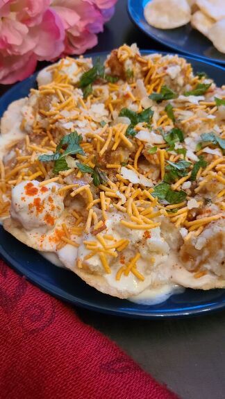 Papri chat or papri chaat is a popular traditional fast food and street food from the Indian subcontinent, probably in North India, Bangladesh and Pakistan. Many various additional dishes throughout India are also referred to as papri chat.Make this sweet, spicy, and tangy papdi chaat at home using my simple recipe. This North Indian street food is everyone’s favorite and is super easy to make. Who doesn’t love Chaat, right? Therefore, here are some more of my favourite Chaat recipes t… Papri Chat, Bengali Foods, Papdi Chaat Recipe, Chaat Indian, Papri Chaat, Lebanese Salad, Papdi Chaat, Asparagus Tart, Glazed Sweet Potatoes