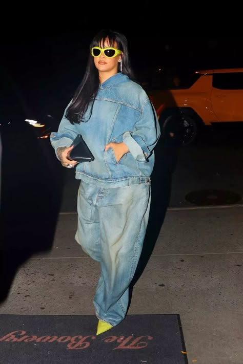 Nyfw 2022, Denim Outfit Fall, Rihanna Work, Nyc Street Fashion, Double Denim Outfit, Nyfw Outfits, Nyfw Style, Rihanna Street Style, Looks Rihanna