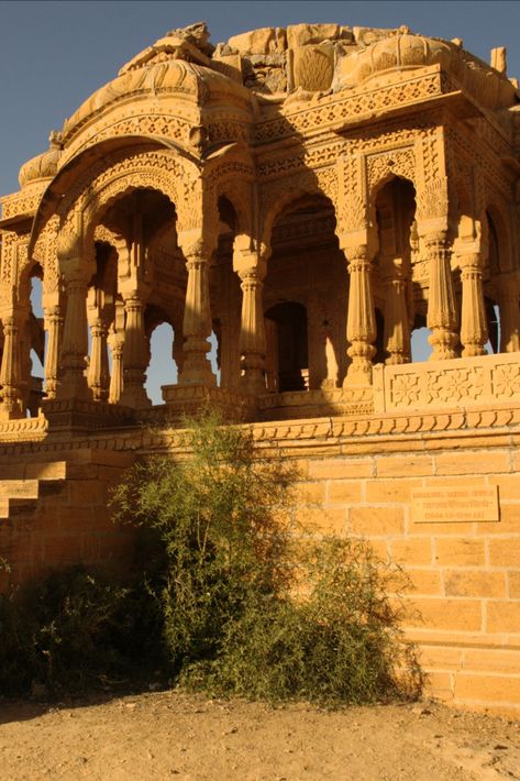 Jaisalmer is a former medieval trading center and a princely state in the western Indian state of Rajasthan, in the heart of the Thar Desert. Known as the "Golden City," it's distinguished by its yellow sandstone architecture. Dominating the skyline is Jaisalmer Fort, a sprawling hilltop citadel buttressed by 99 bastions. Behind its massive walls stand the ornate Maharaja's Palace and intricately carved Jain temples. Sandstone Architecture, Jaisalmer Fort, Indian Desert, Thar Desert, Desert Aesthetic, Royal Core, Medieval Aesthetic, Jain Temple, Golden City