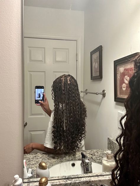 Knotless Braids With Curly Strands, Medium Bohemian Knotless Braids With Color, Goddess Braids Mid Back, Mid Back Boho Knotless Braids, Medium Length Boho Braids, Boho Knotless Braids Medium, Knotless Butterfly Braids, Black Boho Braids, Boho Braids With Curly Ends