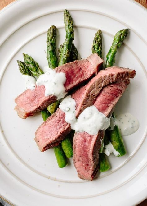 Here's a super quick dinner for your springtime arsenal — meaty sirloin tip steaks (sometimes called "charcoal steaks" or "knuckle steaks," depending on where you live) cook oh-so-quickly on a wire rack under the broiler, while the asparagus below soaks up all of the flavorful juices from the meat. An easy blender sauce with punchy chives and feta makes a great accompaniment. Super Quick Dinner, Steak Asparagus, Sirloin Tip Steak, Broiled Steak, Creamed Beef, Sirloin Tips, Cream Sauce Recipes, Ground Beef Recipes Easy, Think Food