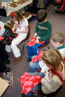 Stuffed hearts pillows Kindergarten Valentine Party, Class Valentine Party, Room Mom Ideas, Valentine's Games, Valentine Party Ideas, Stuffed Hearts, Crafts Organization, Learning Kindergarten, Valentines Class Party