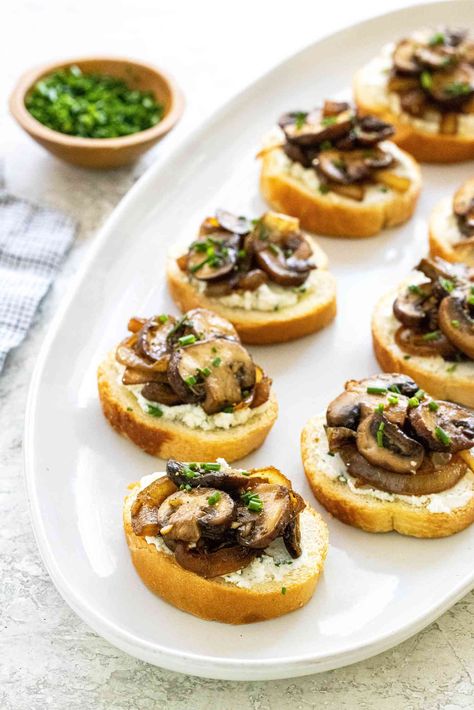 Mushroom Crostini Recipes, Mushroom Crostini, Crostini Appetizers, Gourmet Catering, Crostini Recipes, Kitchen Ideas Farmhouse, Catering Ideas Food, Party Food Platters, Kitchen Ideas Modern