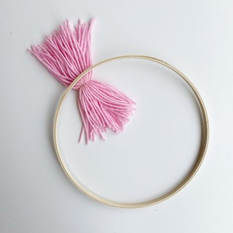 Tassel Wreath Diy, Yarn Tassel Diy, Tassel Wreath, Tassel Mobile, Hoop Crafts, Tassel Wall Hang, Macrame Hoop, Mobile Girl, Make A Wreath