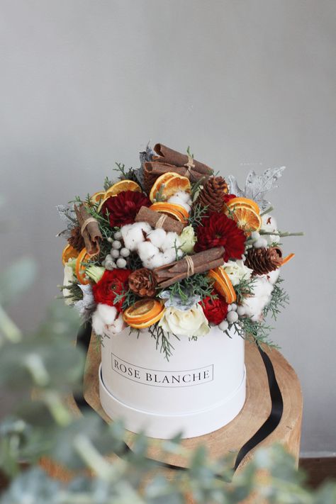 Flowers In Boxes Floral Arrangements, Christmas Centerpieces For Weddings, Autumn Flower Box Ideas, Christmas Flower Ideas, December Flower Arrangements, Christmas Dried Flower Arrangements, Boho Christmas Flower Arrangements, Xmas Flower Arrangements, Christmas Bouquet Ideas