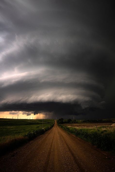 Rainy Sky, Storm Chasing, Night Sky Painting, Storm Photography, Dark Landscape, Nostalgic Images, Fine Art Landscape Photography, Pretty Landscapes, Weather And Climate