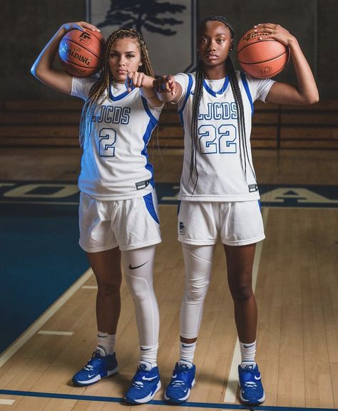 Team Picture Poses Basketball, Basketball Poster Poses, Sibling Basketball Pictures, Basketball Photoshoot Ideas Duo, Cute Basketball Pictures With Friends, Cool Basketball Poses, Basketball Buddy Pictures, Jayda Williams Basketball, Basketball Pictures Poses Friends