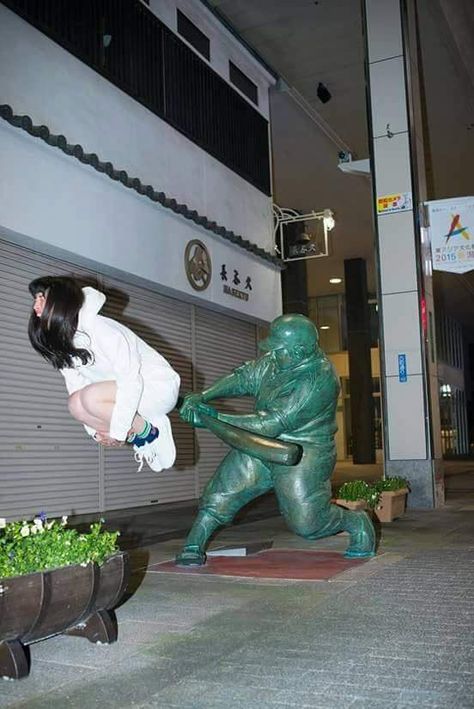 38 Offensive Memes And Funny Pics For Savages - Funny Gallery Fun With Statues, Funny Statues, Funny Poses, People Having Fun, Fotografi Vintage, 사진 촬영 포즈, 웃긴 사진, صور مضحكة, Komik Internet Fenomenleri