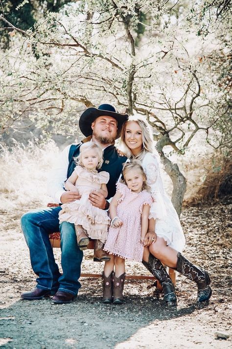 Snow Family Pictures, Western Family Photos, Country Family Photos, Christmas Outfits For Family Pictures, Family Pictures What To Wear, Spring Family Pictures, Spring Family Photos, Western Family, Cute Family Pictures