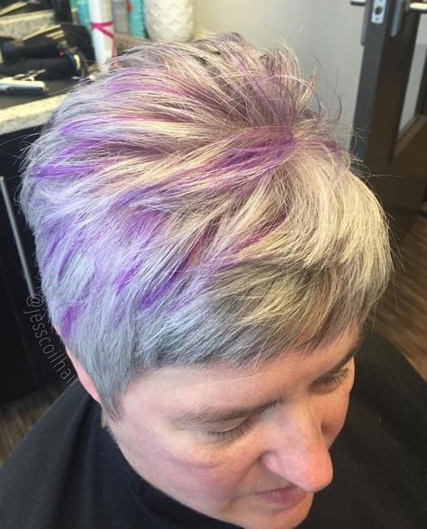 Short+Choppy+Blonde+Hairstyle Short Gray Hair With Purple Highlights, Silver Hair With Purple Highlights, Grey Hair With Purple Highlights, Hair With Purple, Purple Grey Hair, Purple Hair Highlights, Blonde Hairstyle, Gorgeous Gray Hair, Purple Highlights