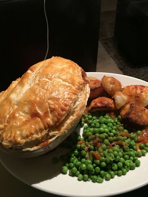 Home made steak & kidney pie Pie Restaurant, Pie Aesthetic, Kidney Pie, Steak And Kidney Pie, Salmon Burgers, Home Made, Steak, Lunch Box, Pie